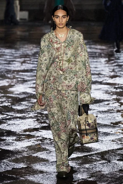 Look 77